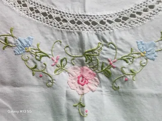 Copriletto vintage ricamato a mano