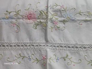 Copriletto vintage ricamato a mano