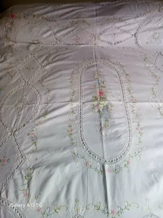 Copriletto vintage ricamato a mano