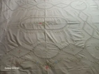 Copriletto vintage ricamato a mano
