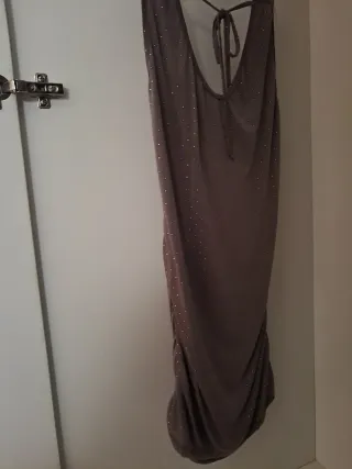 Vestido corto beige con detalles dorados