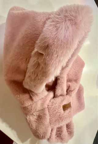 Cappello scaldacollo rosa in pelliccia sintetica