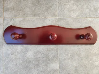 Perchero de madera marrón