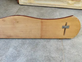 Perchero de madera marrón