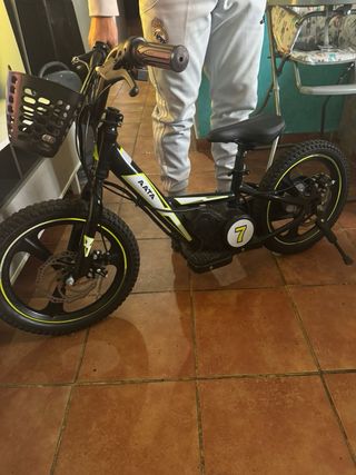 Bicicleta eléctrica infantil con número 7