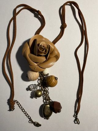 Colgante flor cuero marrón y cadena