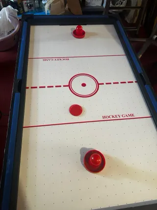 Futbolín azul con diseño de coches