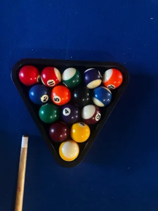 Futbolín azul con diseño de coches