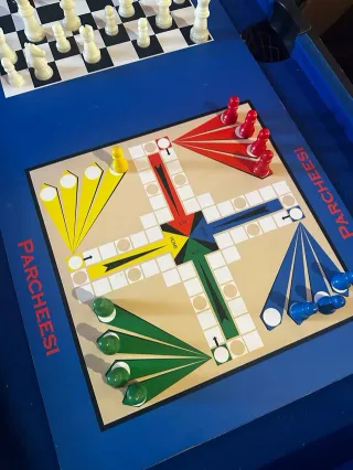 Futbolín azul con diseño de coches