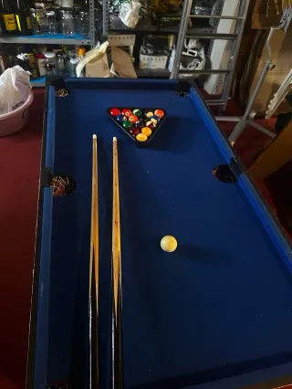 Futbolín azul con diseño de coches