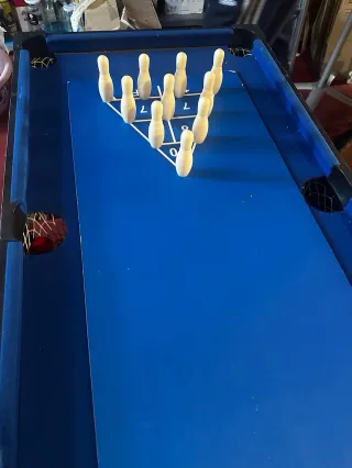 Futbolín azul con diseño de coches