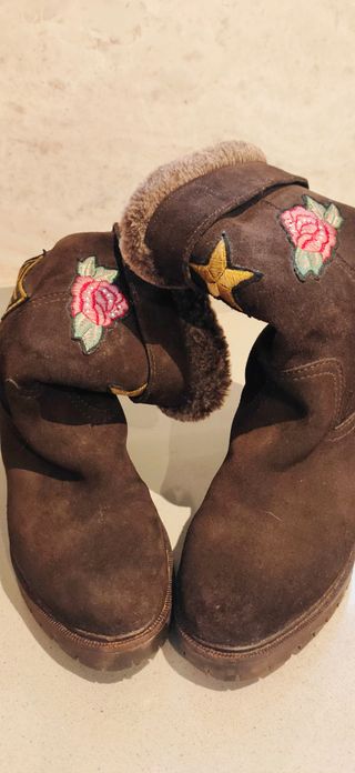 Botas de gamuza marrón con bordados