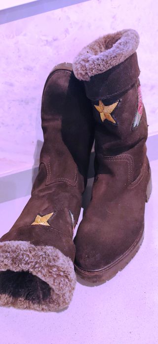 Botas de gamuza marrón con bordados