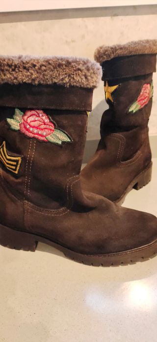 Botas de gamuza marrón con bordados
