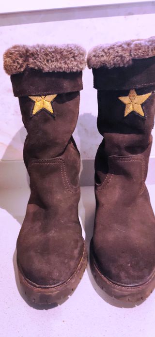Botas de gamuza marrón con bordados