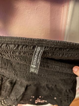 Top negro Stradivarius con bordado