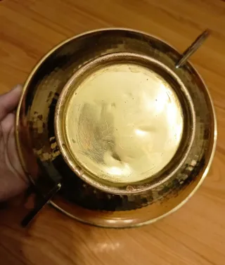 Centro di rame e metallo antico con manici