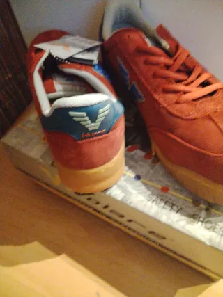 Zapatos de seguridad Volare rojos y azules