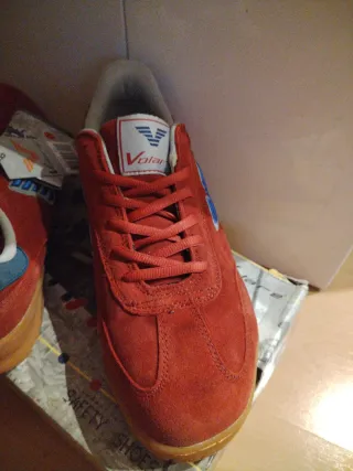 Zapatos de seguridad Volare rojos y azules