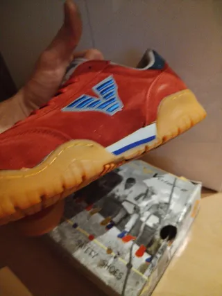 Zapatos de seguridad Volare rojos y azules