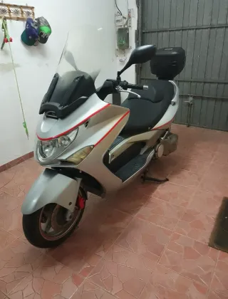Kymco Xciting 500 R Plata y rojo perfecta