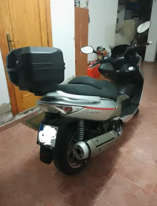Kymco Xciting 500 R Plata y rojo perfecta