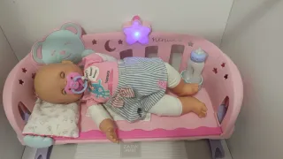Nenuco en su cuna con accesorios