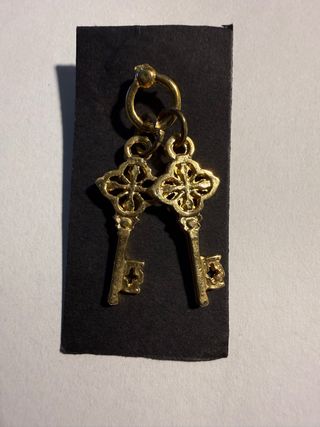 Colgante de dos llaves doradas