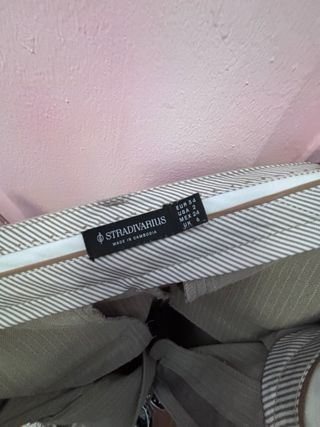 Pantalón de pinzas beige con cinturón