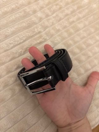 Pantalón de pinzas beige con cinturón