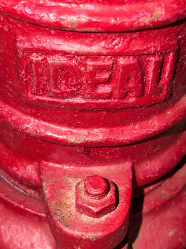 2 Bombas de agua antiguas de hierro fundido