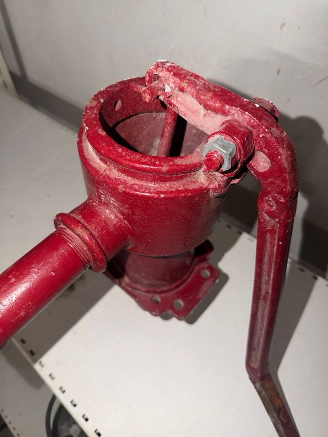 2 Bombas de agua antiguas de hierro fundido