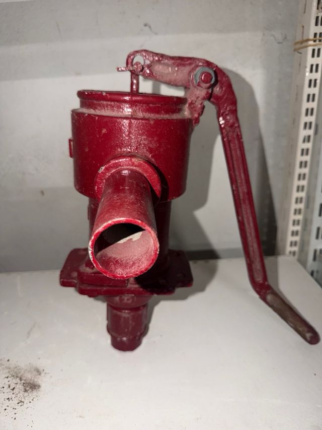 2 Bombas de agua antiguas de hierro fundido