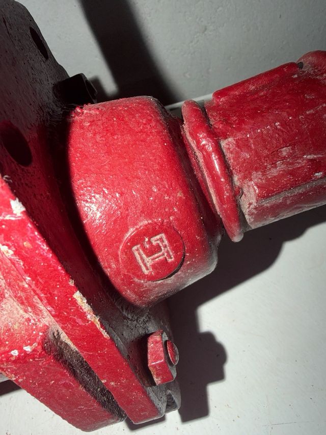 2 Bombas de agua antiguas de hierro fundido