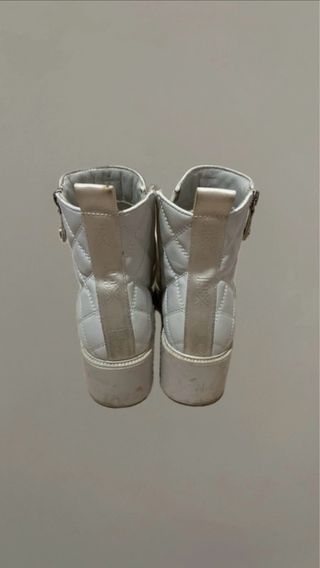 Botas blancas con cremallera y tacón