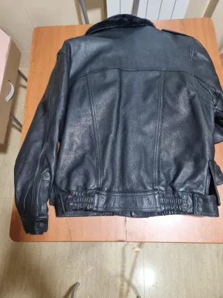 Cazadora de cuero negra