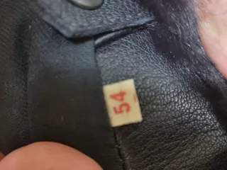 Cazadora de cuero negra