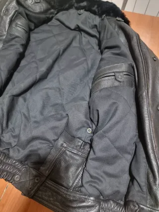 Cazadora de cuero negra