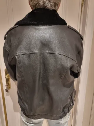 Cazadora de cuero negra