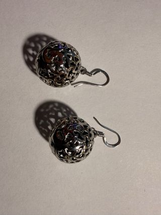 Pendientes esféricos plateados calados