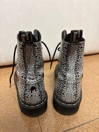 Botas Dr. Martens Negras con Diseño de Encaje