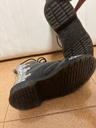 Botas Dr. Martens Negras con Diseño de Encaje