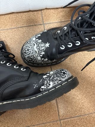 Botas Dr. Martens Negras con Diseño de Encaje