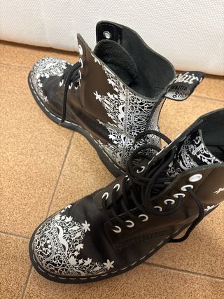 Botas Dr. Martens Negras con Diseño de Encaje