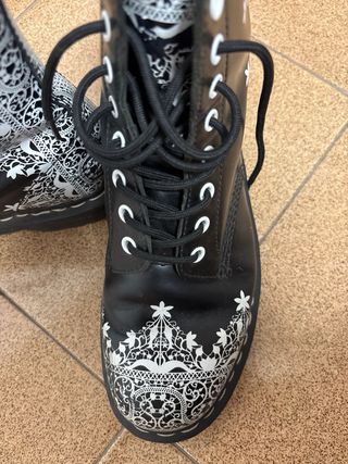 Botas Dr. Martens Negras con Diseño de Encaje