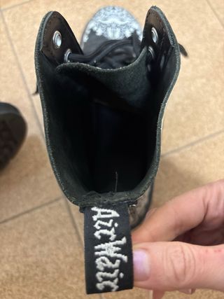 Botas Dr. Martens Negras con Diseño de Encaje