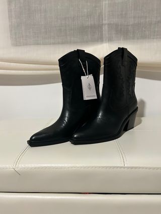 Botas camperas negras talla 37 con etiqueta