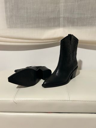 Botas camperas negras talla 37 con etiqueta