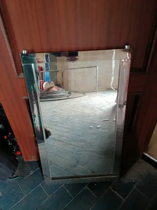 Espejo de baño plateado y metal