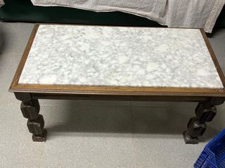 Mesa de centro de mármol y madera